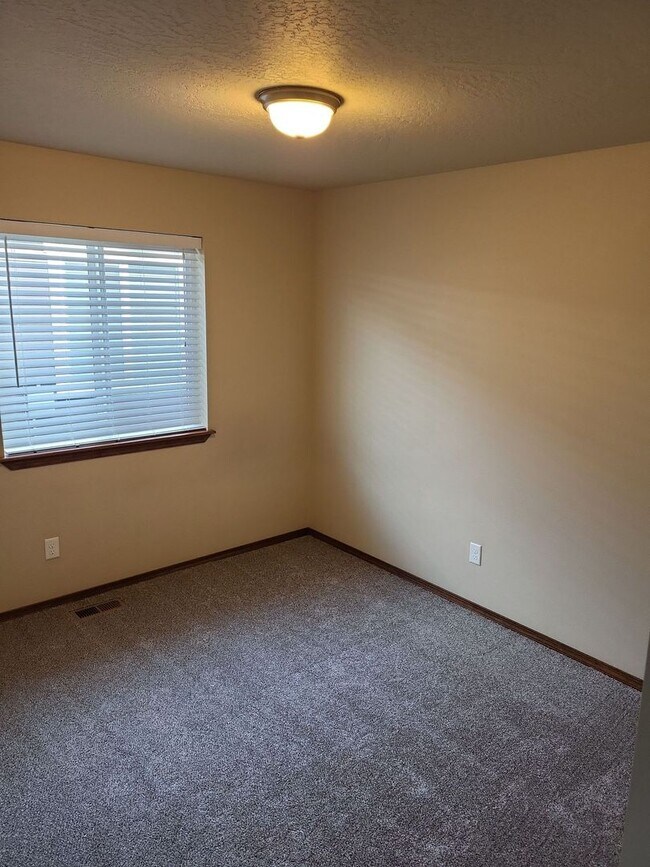 Building Photo - Beautiful home for rent in The Radiant Lake Estates!