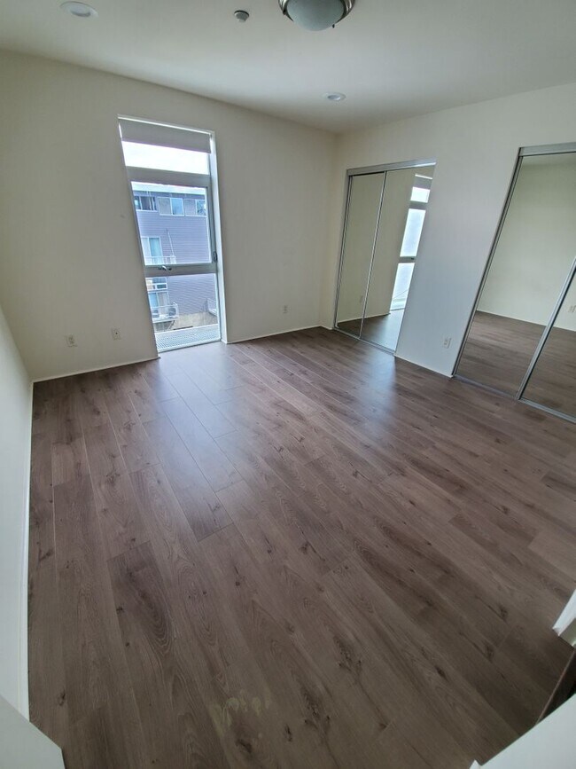 Building Photo - 5-Story UNIQUE Industrial Townhome - 3BD/4BA - w/ Open Floor Plan, Lots of Natural Light! - Secur...