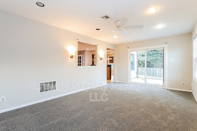 Building Photo - 5 Isa Ct