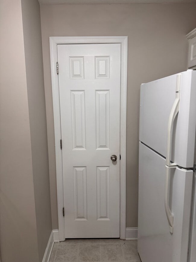 Building Photo - 3 Bedroom || 2 Bathroom Main Level Apartme...