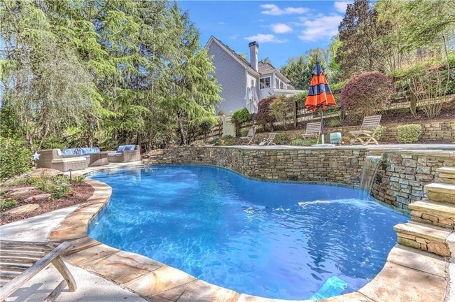 Building Photo - 215 6 Hills Ln