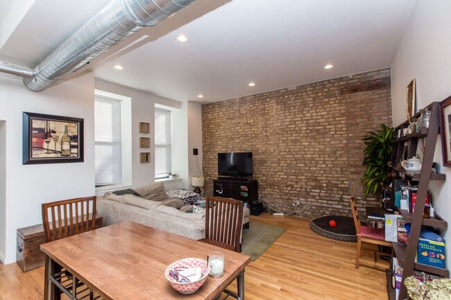 Building Photo - Condo Quality 1Bed/1 Bath in Hot Bucktown/Wicker Park Location! Central Air & In-Unit Laundry!
