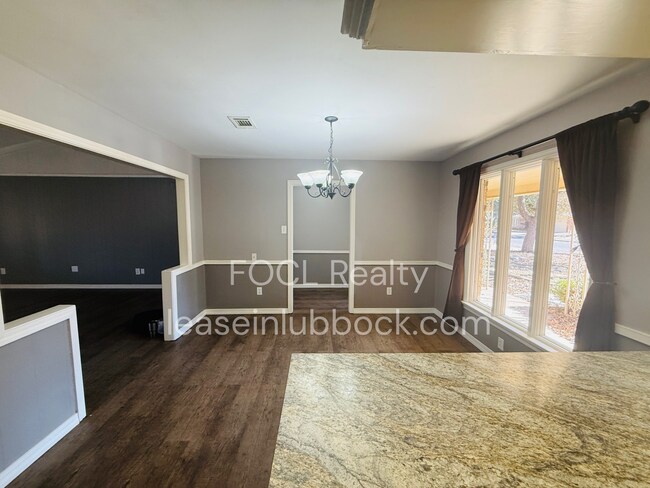 Building Photo - Updated and cozy 3/2/2