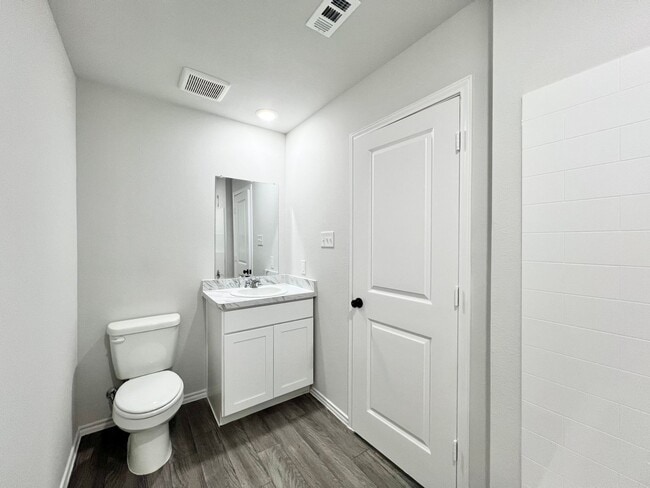 Building Photo - Stunning New Build with 5 Bedrooms & Moder...