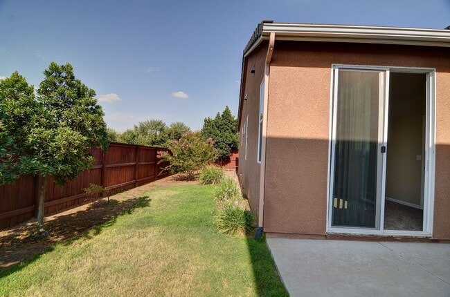 Building Photo - Fantastic Harlan Patio Home with Fenced Fr...