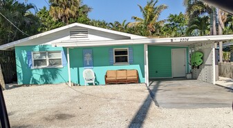 ANNA MARIA ISLAND  a few steps to  Beach complete remodel - 2204 Avenue C