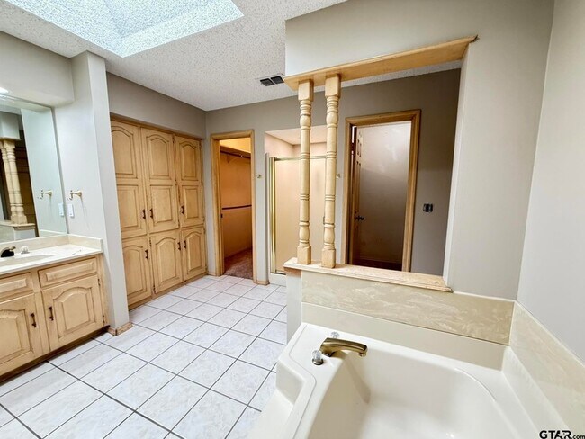 Building Photo - 2304 Deanna Ave