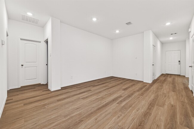 Building Photo - 27410 Oceanus Springs Dr