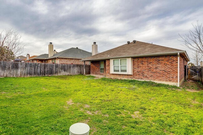 Building Photo - Great 3 Bedroom, 2 Bath, Brick Home in Gre...