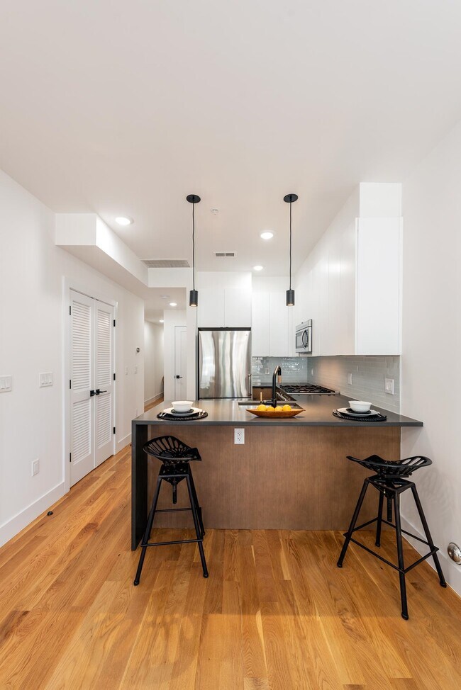 Building Photo - 827 Pavonia Ave
