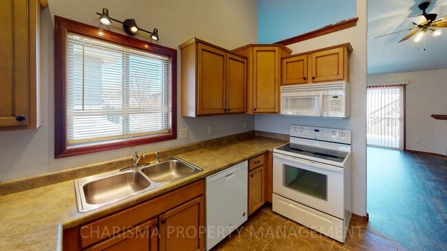 Building Photo - RARE TO FIND 4 BEDROOM, 2 BATH TOWN HOME, ...