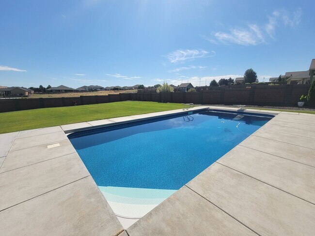 Building Photo - Luxurious 4-Bed Richland Home with Pool, H...