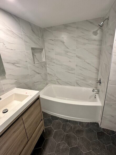 Main Bathroom / shower - 328 High St