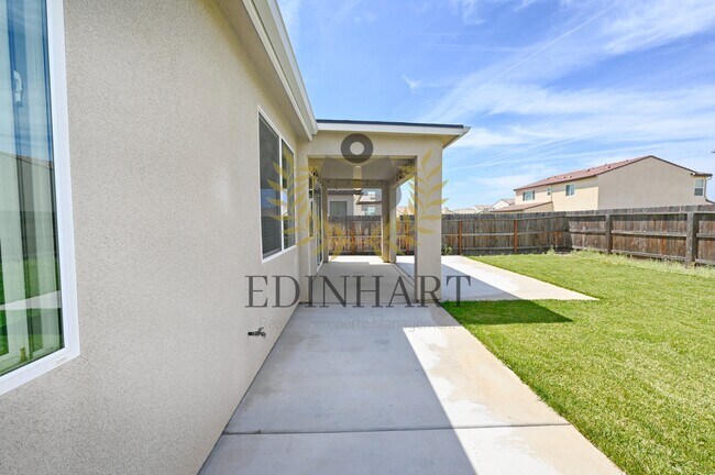 Building Photo - 502 Traverse Dr S