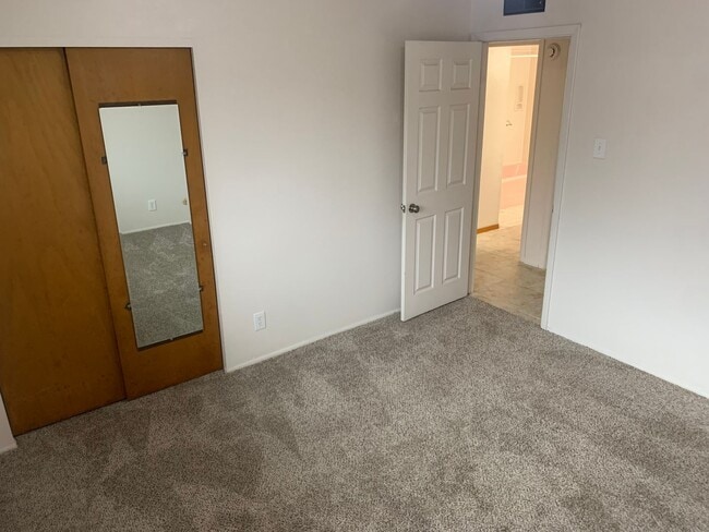 Building Photo - Single Family Home Close to UNM and Knob Hill