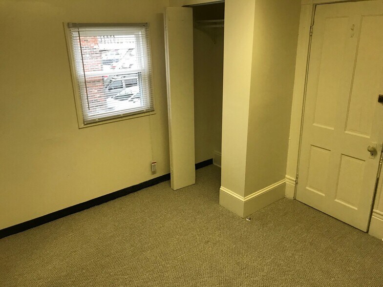 Building Photo - 616 John Marshall Dr