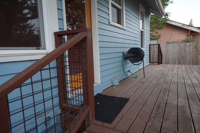Building Photo - N.E Rose City Bungalow Pet Friendly