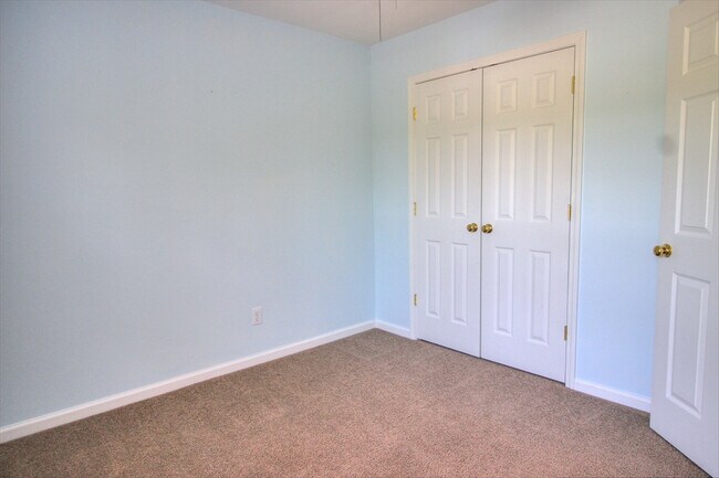 Building Photo - Nice 3 bedroom townhouse in SW Durham!