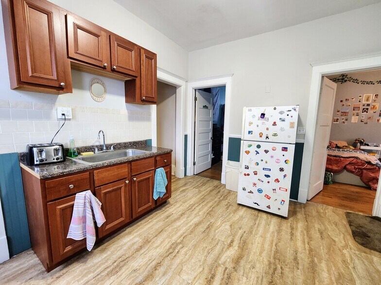 Building Photo - 2942 N Frederick Ave