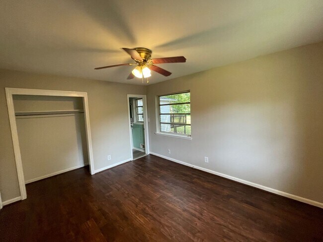 Building Photo - 3 bedroom 1.5 bath house available!   Large yard!