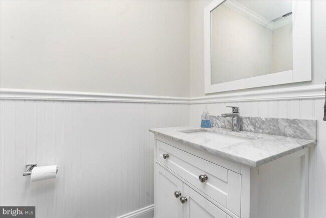 Building Photo - 67 Lownes Ln
