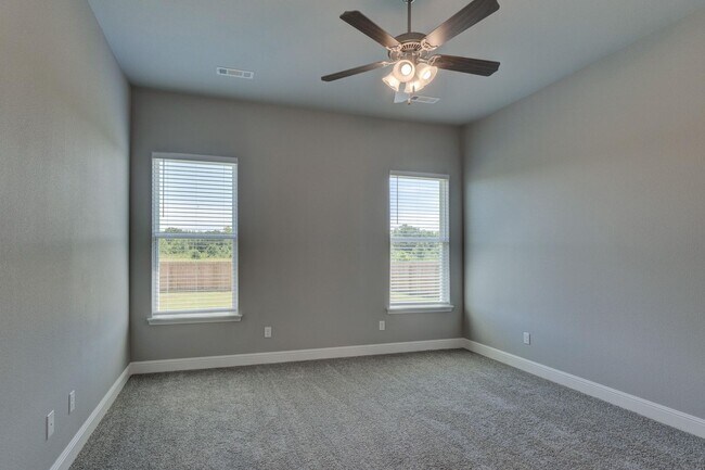 Building Photo - 802 Delaney Dr
