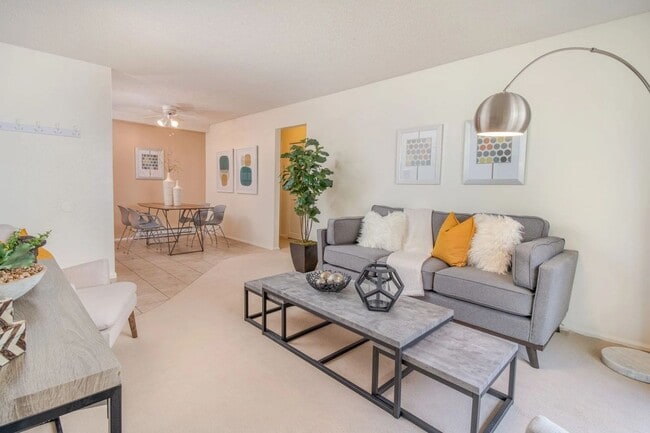 Building Photo - 5625 S Sycamore St