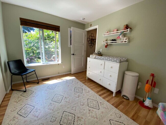 Building Photo - Quiet 3-Bed, 1.5-Bath Home with Large Encl...