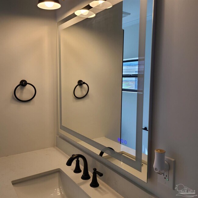 Building Photo - 1301 W Lee St