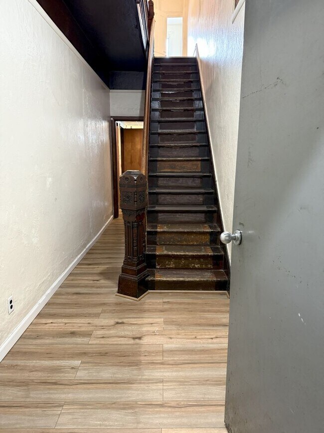 Building Photo - 413 Semple St