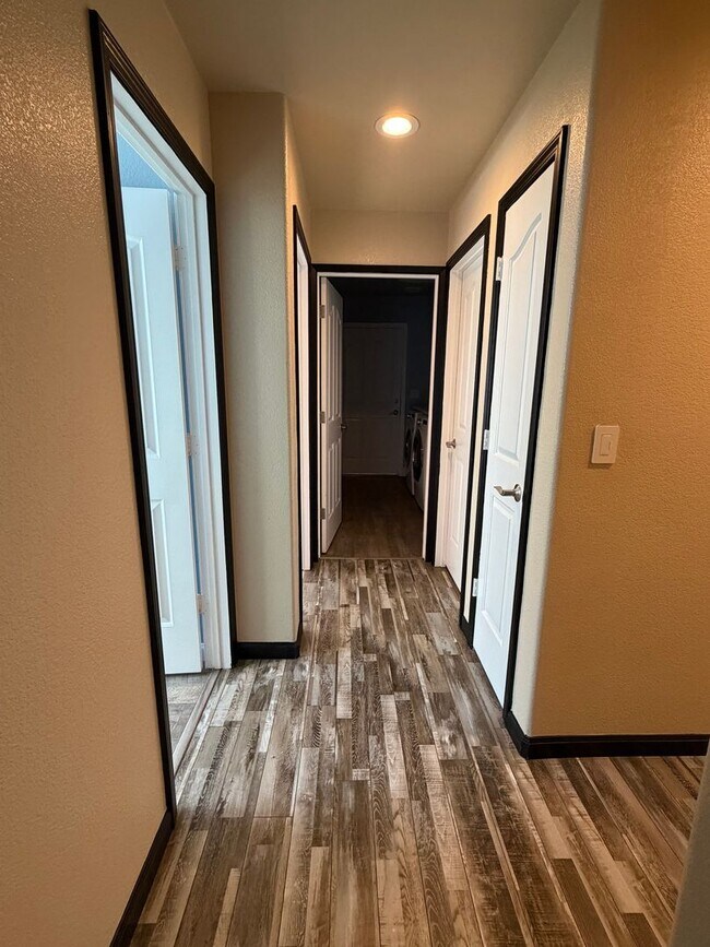 Building Photo - 4 Bedroom home in Ravenwood Estates