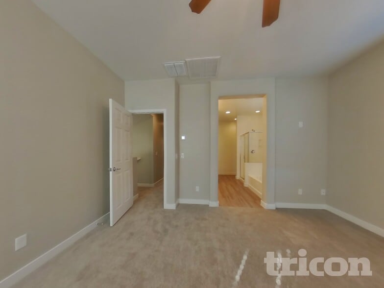 Building Photo - 2638 E Danbury Rd