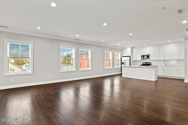 Primary Photo - 4 Armonk St