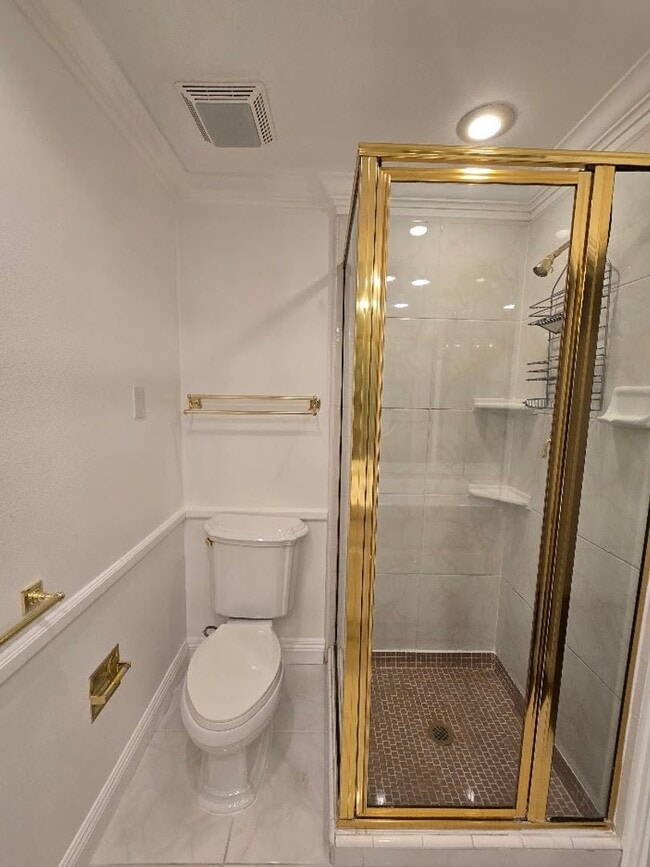 Building Photo - A Fabulous 3 Bedroom Townhome Centrally located.