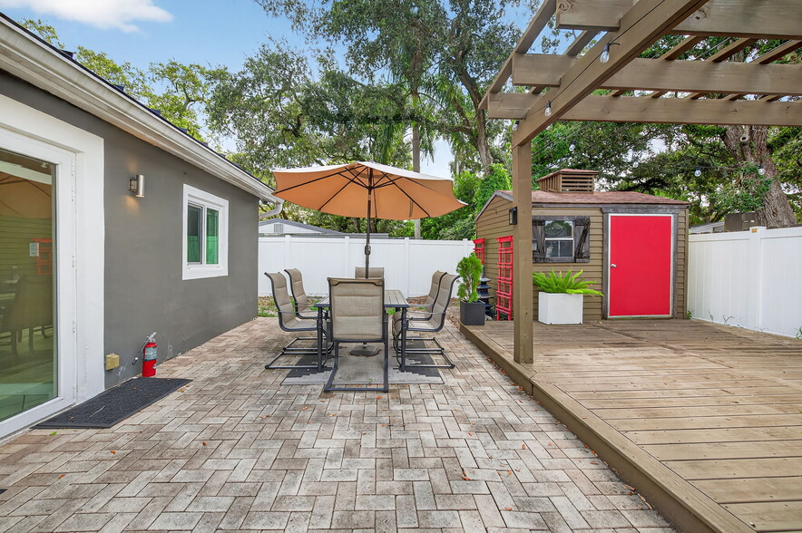 Building Photo - 6640 Douglas St