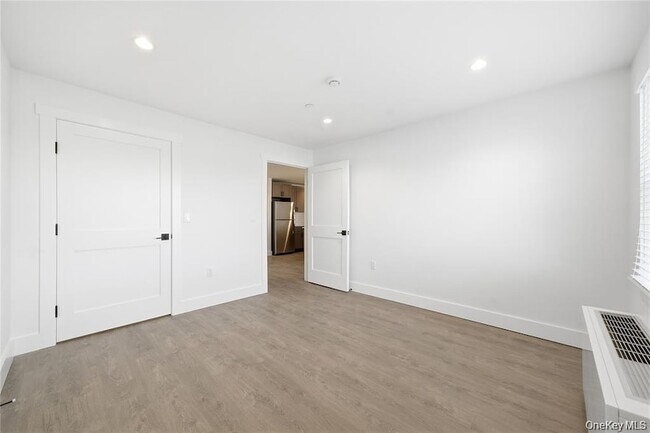 Building Photo - 180 Deer Park Ave