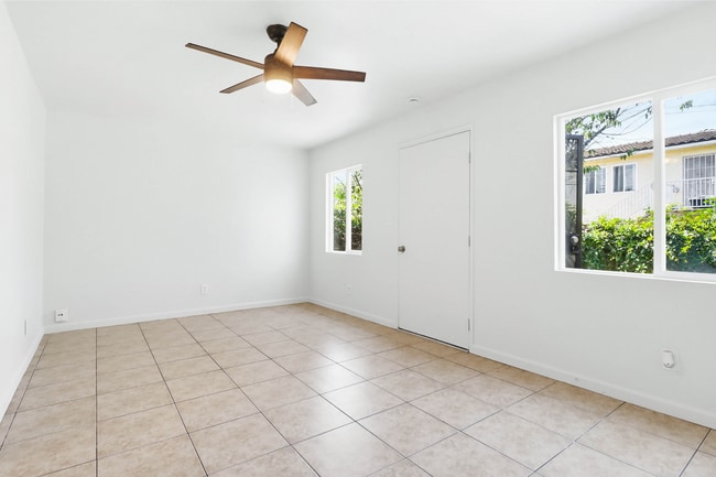 Building Photo - 851 33rd St