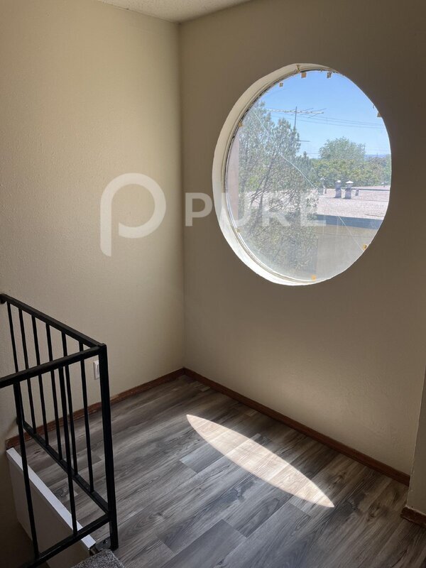 Building Photo - 318 La Veta Dr