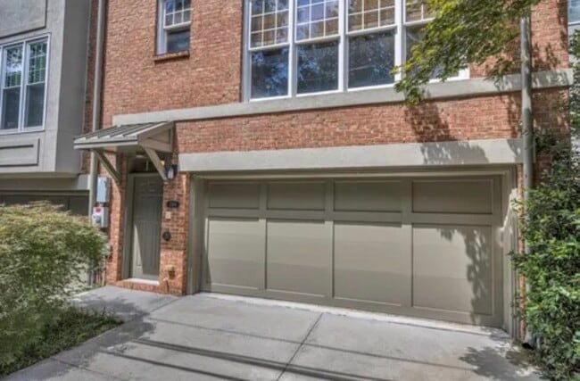 Building Photo - 1390 Dutch Valley Pl NE