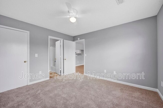 Building Photo - 301 Country Club Dr NE