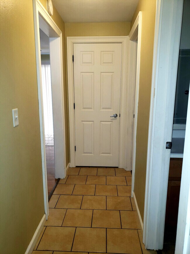 Building Photo - 620 S 4th Ave