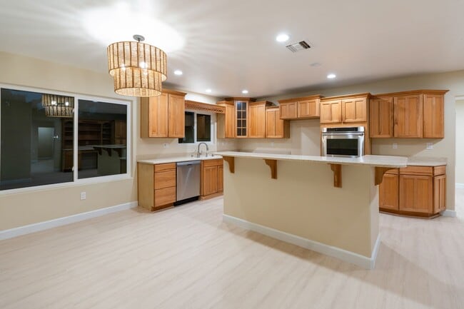 Building Photo - Large 5 Bedroom 4 bathroom Home