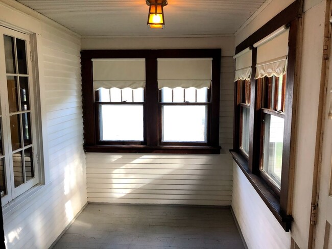 Building Photo - Charming 2BR,1 bath house with updated app...