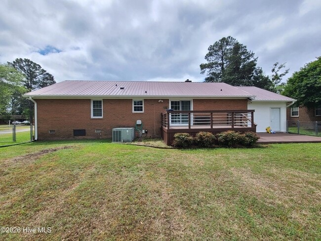Building Photo - 1932 Hullwood Dr