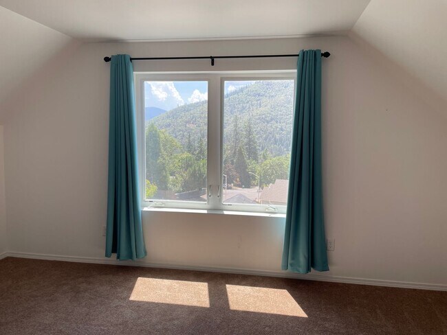 Building Photo - Beautiful 2 Bedroom 1.5 Bath 2 Story Home-...