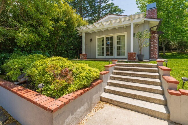 Building Photo - Valmonte 3 bed/3 bath Home plus guest house.
