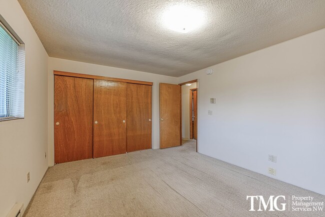 Building Photo - Classical Cute Duplex w/ 2 Bed 1 Bath in Washougal!