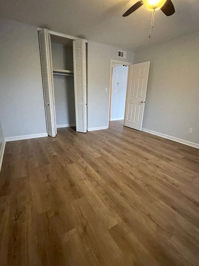 Building Photo - 2 bedroom, 1 bath apartment in small compl...