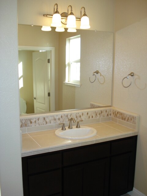 Building Photo - NICE 2 STORY 4+ BED, 3 BA, 3CAR, 3000+SQFT...