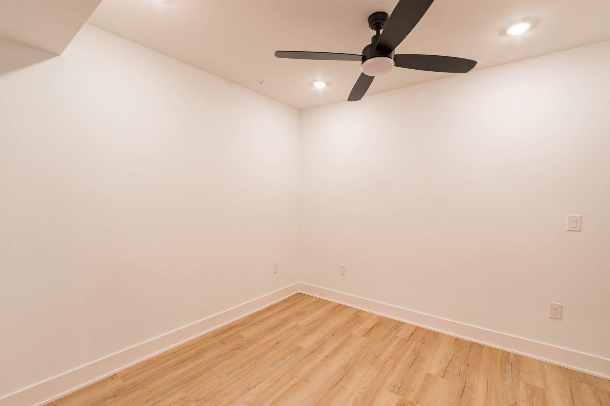 Building Photo - 629 W Girard Ave